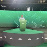 Στην Ολομέλεια του Συνεδρίου του ΠΑΣΟΚ – Κίνημα Αλλαγής τοποθετήθηκε ο βουλευτής Βοιωτίας και Υπεύθυνος ΚΤΕ, Γιώργος Μουλκιώτης. Επεσήμανε εξ’ αρχής ότι μπροστά στις νέες προκλήσεις, δεν πρέπει να ξεχαστεί η κληρονομία του ΠΑΣΟΚ της μεταπολίτευσης, αλλά ταυτόχρονα πρέπει να δοθούν νέες απαντήσεις στα προβλήματα και τα διακυβεύματα της νέας εποχής με: • Σαφή οριοθέτηση απέναντι στον λαϊκισμό και στη συντήρηση. • Σύγχρονες, μεταρρυθμιστικές προτάσεις και πειστικές απαντήσεις στα προβλήματα των πολιτών. Μεταξύ άλλων, τόνισε ότι: • Το ΠΑΣΟΚ – Κίνημα Αλλαγής μπορεί να δώσει προοπτική στις προσδοκίες της μεγάλης πλειονότητας των πολιτών που αποστρέφονται το συντηρητισμό της ΝΔ και το λαϊκισμό του ΣΥΡΙΖΑ, ώστε να ανατραπεί η οικονομική και κοινωνική κατρακύλα που έχουν προκαλέσει οι κυβερνήσεις τους. • Στην Ελλάδα της κρίσης δεν χρειάζονται μεγάλα λόγια. Ούτε ανώφελες υποσχέσεις. Χρειάζονται πράξεις. • Δεν νοείται εν έτει 2022, σε ό,τι αφορά τον κόσμο της εργασίας: o Να μην έχουμε ακόμα προχωρήσει στην εφαρμογή, έστω και πιλοτικά, της τετραήμερης εργασίας την εβδομάδα. o Οι εργαζόμενοι στις πλατφόρμες και στις υπηρεσίες delivery να μην απολαμβάνουν πλήρη δικαιώματα. o Να είμαστε απλοί παρατηρητές του δημογραφικού προβλήματος, χωρίς να λάβουμε σοβαρά μέτρα για την ενίσχυση της οικογένειας, των φορέων πρόνοιας, της στεγαστικής πολιτικής. Όχι στα λόγια και με αποσπασματικά μέτρα, αλλά με ολοκληρωμένο σχέδιο. o Να μην υπάρχει ένα σοβαρό πλαίσιο προστασίας των χαμηλοσυνταξιούχων της χώρας μέσω ενός θεσμοθετημένου ΕΚΑΣ. o Να μην υπάρχει πρόνοια διαμόρφωσης συνθηκών επιστροφής των νέων που έφυγαν στο εξωτερικό στην διάρκεια της κρίσης. • Στο κοινωνικό κράτος, στα εργασιακά δικαιώματα, στην ποιότητα της ζωής των εργαζομένων, η αλλαγή όρων ταξικής διαστρωμάτωσης που επιφέρει η ψηφιακή επανάσταση, πρέπει να μας οδηγήσουν σε δύο κρίσιμες επιλογές στρατηγικής: o Να εκφράσουμε τους νέους μη προνομιούχους o Να επιδιώκουμε την μείωση των νέων ανισοτήτων λόγω αλλαγών στην αγορά εργασίας • Η κλιματική αλλαγή δεν είναι μόνο, μία άμεση πια απειλή. Είναι και ένα έναυσμα για να αναθεωρήσουμε μοντέλα κυρίαρχα στην παραγωγή, στις δημόσιες υποδομές, στο περιβάλλον, στην ενέργεια. • Η χώρα και η κοινωνία χρειάζονται την εφαρμογή ενός σύγχρονου σοσιαλδημοκρατικού προγράμματος. Με πρωταγωνιστή το ΠΑΣΟΚ – ΚΙΝΑΛ. Τέλος, ο Γιώργος Μουλκιώτης κατέθεσε ψήφισμα με το οποίο εκφράζεται η πλήρη στήριξη στον αγώνα διεκδίκησης των γερμανικών οφειλών και καλείται η ελληνική κυβέρνηση, σε συνεργασία με τα πολιτικά κόμματα και τους θεσμικούς φορείς, να χαράξει εθνική στρατηγική στη διεκδίκηση των γερμανικών οφειλών, αξιοποιώντας όλα τα διαθέσιμα πολιτικά καθώς και νομικά – δικαστικά μέσα.