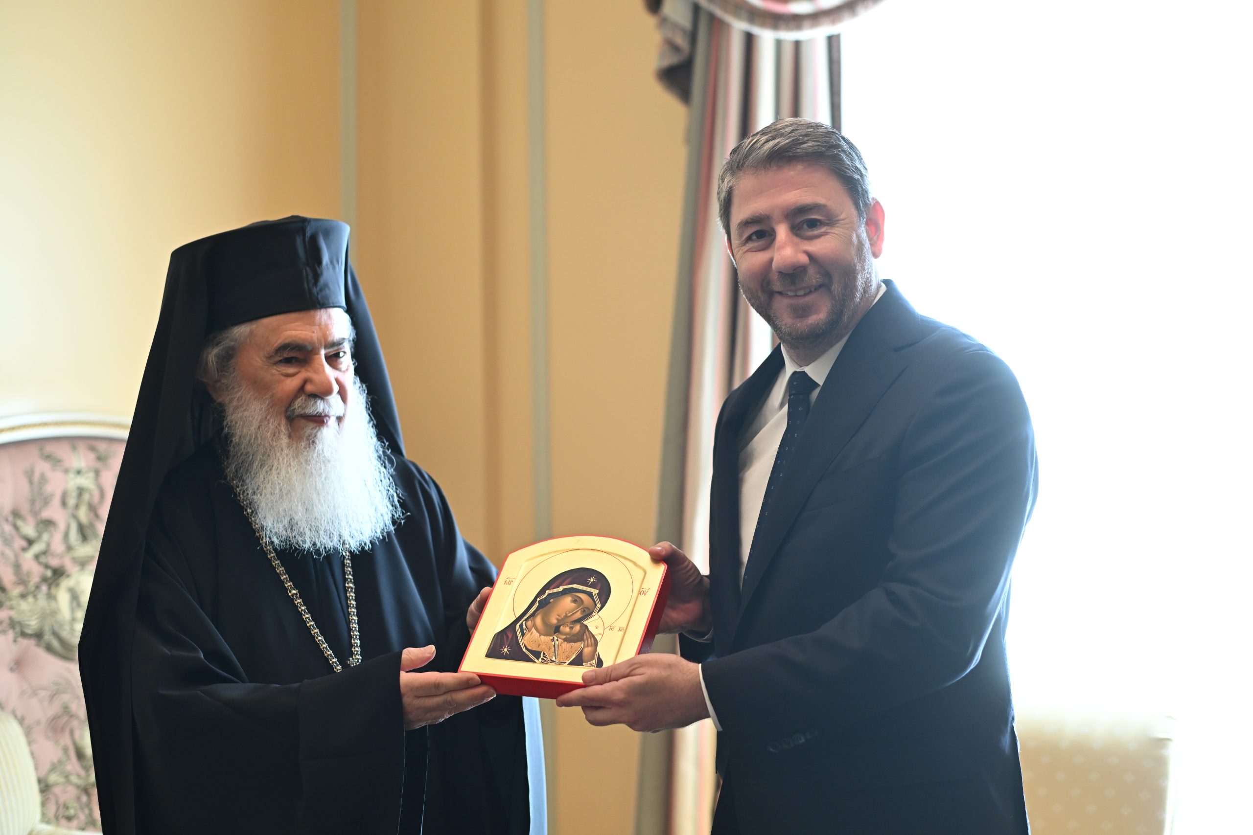«Είμαστε στο πλευρό σας για την προστασία των δικαιωμάτων του Πατριαρχείου, των χριστιανών της Μ. Ανατολής και την υπεράσπιση του νομικού καθεστώτος των Αγίων Τόπων» «Είμαστε στο πλευρό σας για την προστασία των δικαιωμάτων του Πατριαρχείου, των χριστιανών της Μ. Ανατολής και την υπεράσπιση του νομικού καθεστώτος των Αγίων Τόπων»