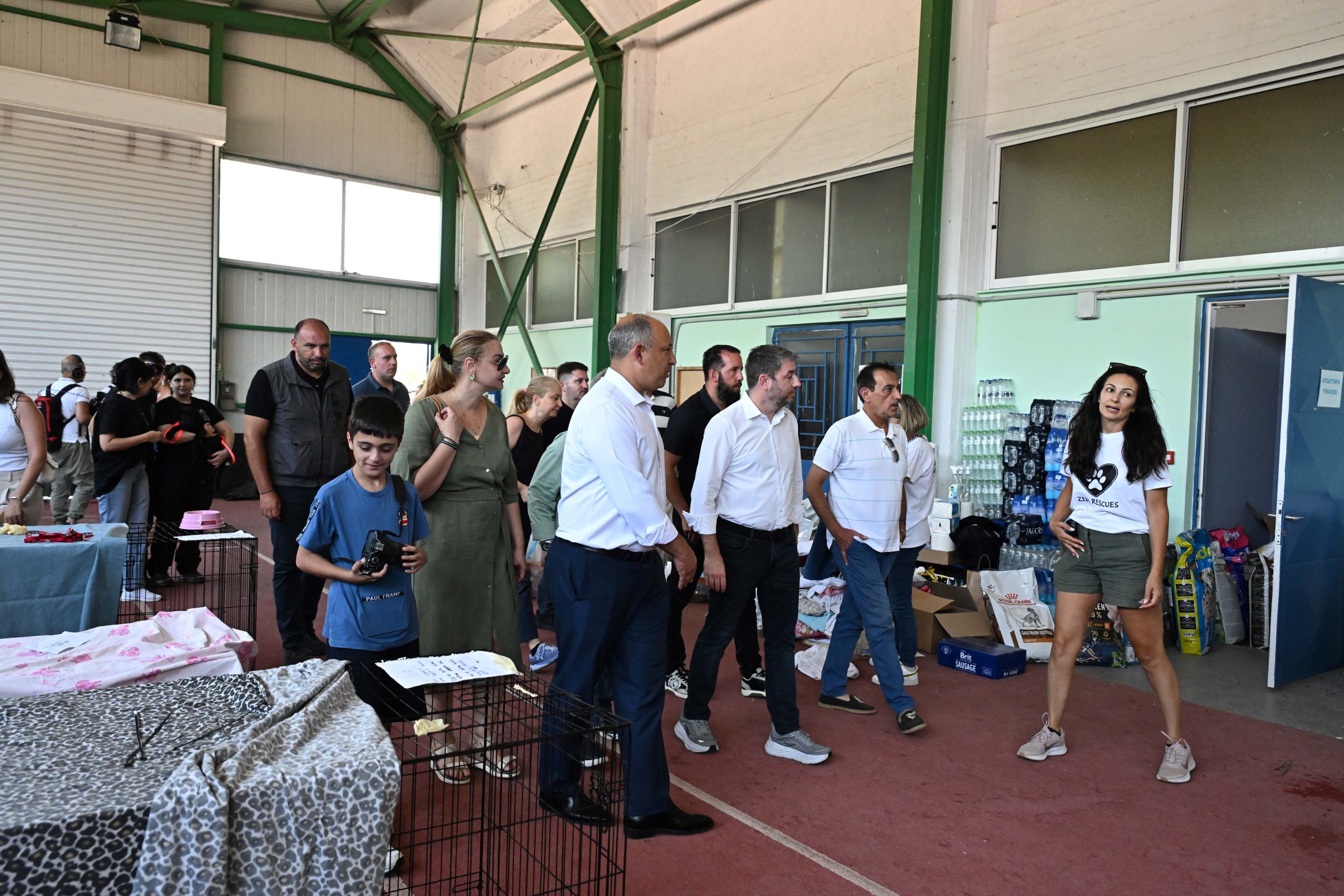 Ο Πρόεδρος του ΠΑΣΟΚ στον σταθμό φιλοξενίας πυρόπληκτων ζώων στα Μέγαρα Ο Πρόεδρος του ΠΑΣΟΚ στον σταθμό φιλοξενίας πυρόπληκτων ζώων στα Μέγαρα