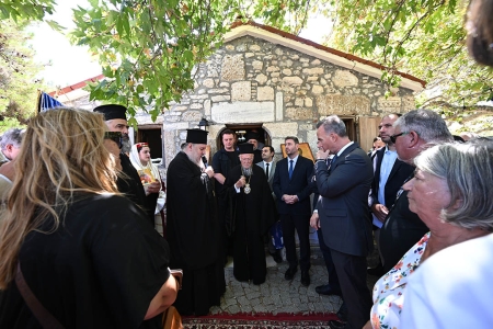 O Nίκος Ανδρουλάκης στη θεία λειτουργία στον Ιερό Ναό της Αγίας Παρασκευής στην Τένεδο