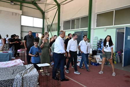 Ο Πρόεδρος του ΠΑΣΟΚ στον σταθμό φιλοξενίας πυρόπληκτων ζώων στα Μέγαρα