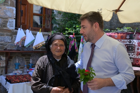 O Nίκος Ανδρουλάκης στο χωριό Όλυμπος της Καρπάθου
